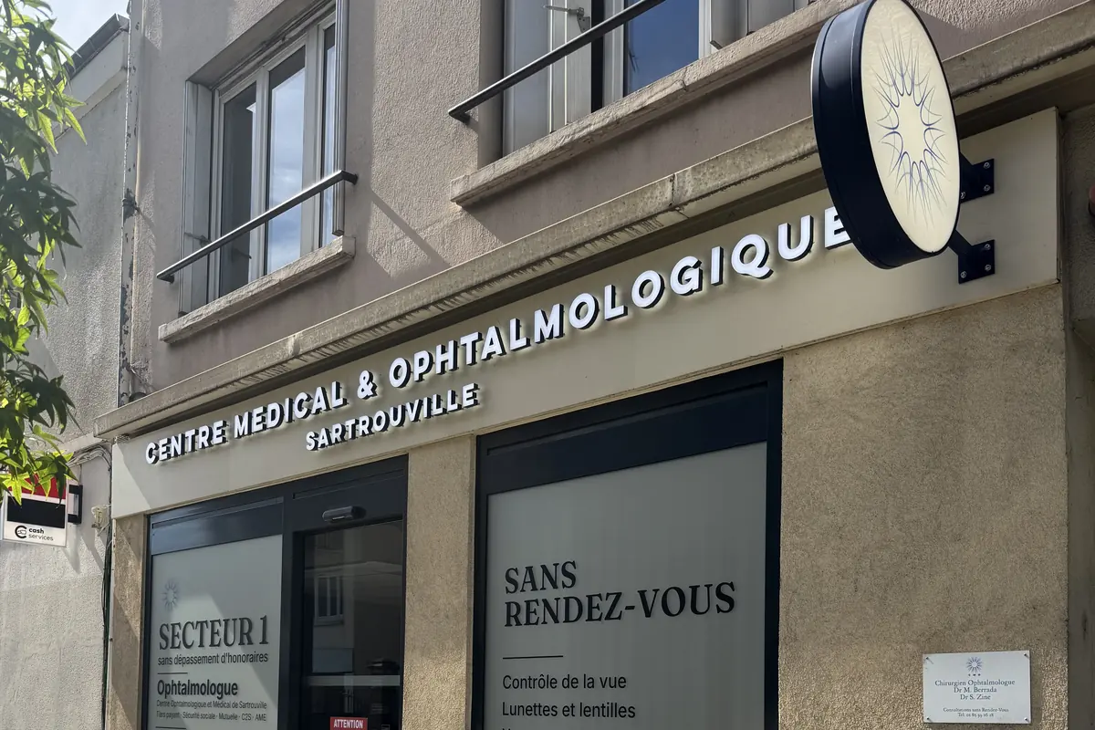Façade du centre avenue Jean Jaurès : enseigne « Centre médical et ophtalmologique Sartrouville » et vitrine annonçant les consultations sans rendez-vous