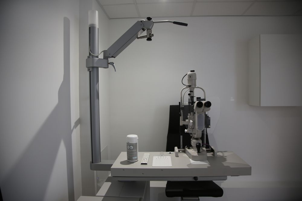 Lampe à fente et fauteuil d'examen dans une salle de consultation du centre
