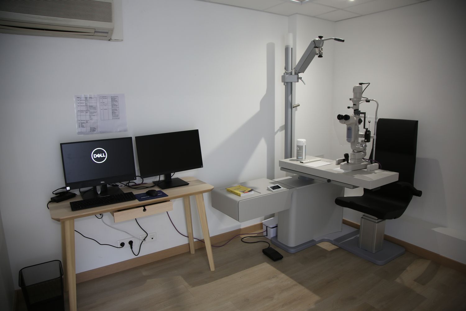 Plateau technique : poste d'examen avec lampe à fente et écrans, centre de Sartrouville